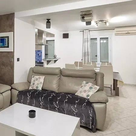 Holiday home 3 Bedroom Stunning In Les Maures