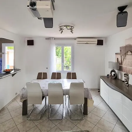 Holiday home 3 Bedroom Stunning In Les Maures *