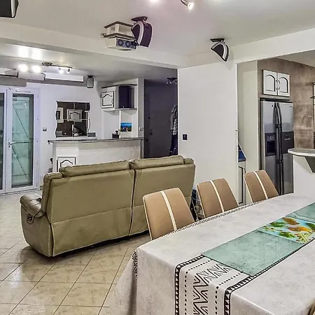 3 Bedroom Stunning In Les Maures Holiday home La Londe-les-Maures