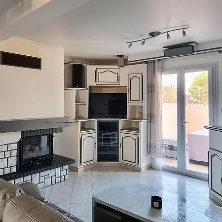 3 Bedroom Stunning In Les Maures Holiday home La Londe-les-Maures